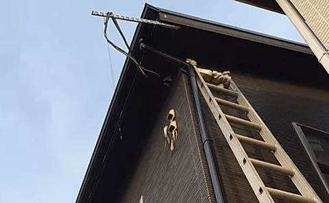 被災箇所の撮影のため、屋根に登らなければいけない