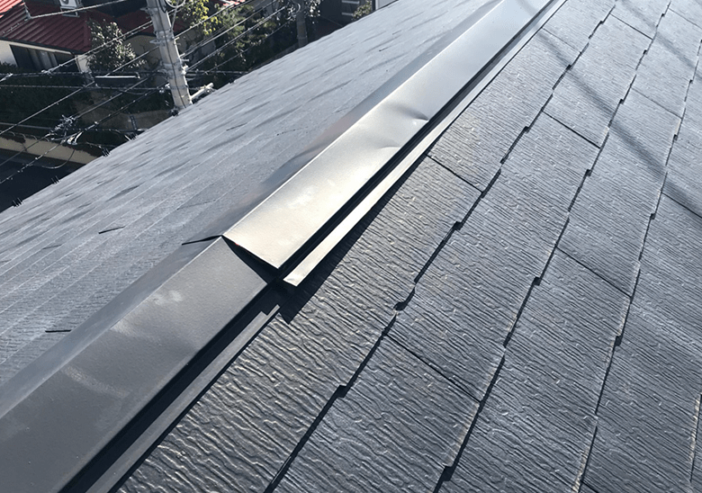 火災保険活用事例1 台風による棟板金(屋根の頂上)の浮き